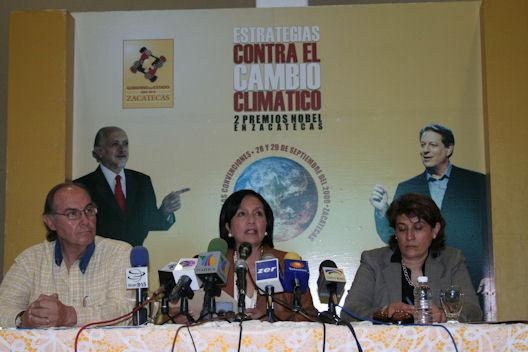 La gobernadora (centro) da a conocer la fecha del foro. La gobernadora (centro) da a conocer la fecha del foro.