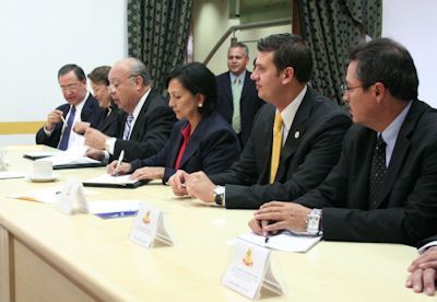 Firman el convenio. Firman el convenio.