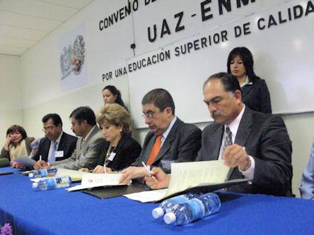 Autoridades educativas signan el convenio. Autoridades educativas signan el convenio.