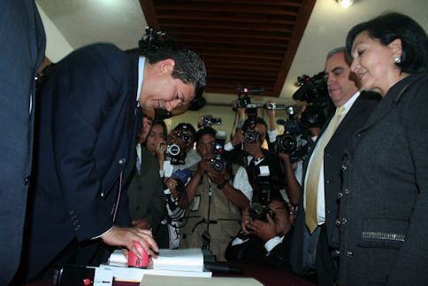 El diputado Manuel García recibe el documento. El diputado Manuel García recibe el documento.