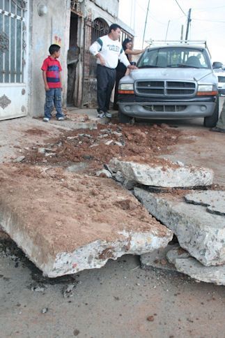 En días pasados hicieron una reparación y dejaron escombros en las calles. En días pasados hicieron una reparación y dejaron escombros en las calles.