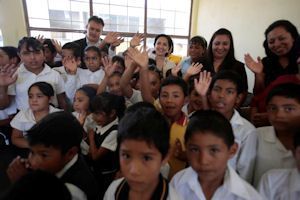 La mandataria convive con niños. La mandataria convive con niños.