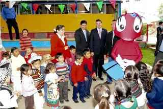 El alcalde Cuauhtémoc convive con los niños. El alcalde Cuauhtémoc convive con los niños.