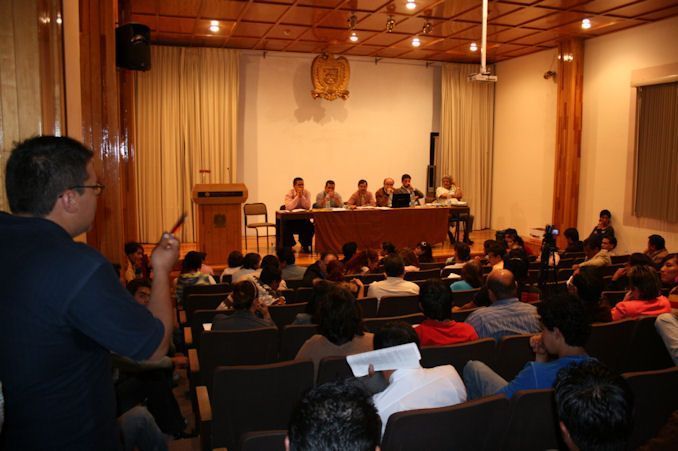 El rector se reunió con los directores luego de una sesión del Consejo Universitario. (Marco Córdova) El rector se reunió con los directores luego de una sesión del Consejo Universitario. (Marco Córdova)