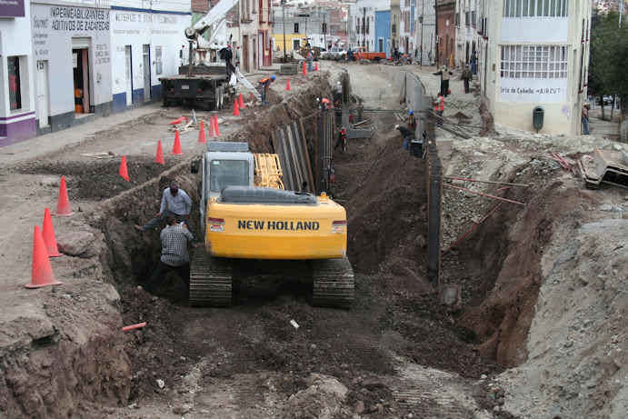 Construcción del paso a desnivel en la Insurgentes. Construcción del paso a desnivel en la Insurgentes.