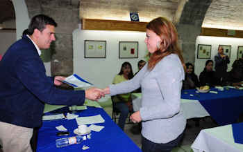 El alcalde entrega reconocimientos a los trabajadores. El alcalde entrega reconocimientos a los trabajadores.