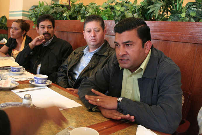 A la derecha, el dirigente campesino. A la derecha, el dirigente campesino.