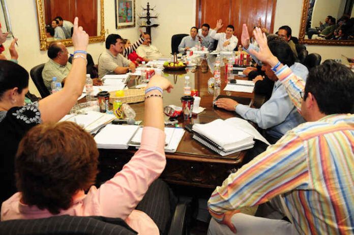 Aprueban el viaje del alcalde. Aprueban el viaje del alcalde.