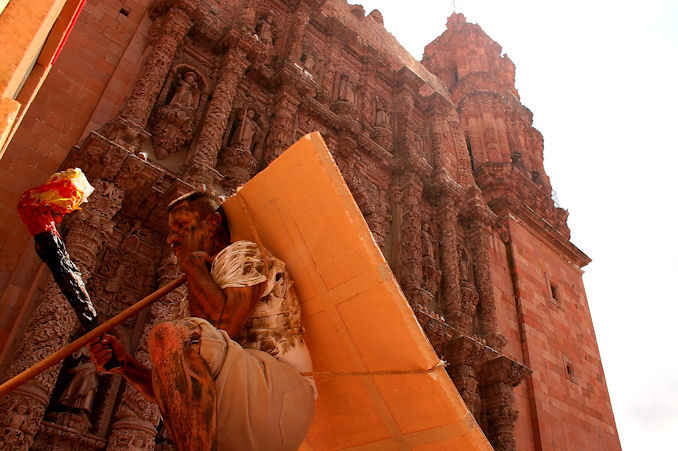 La protesta, a su paso frente a catedral. La protesta, a su paso frente a catedral.