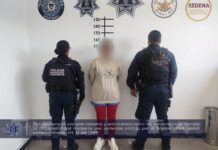 Detienen a mujer por golpear y escupir a su abuelita en la cara