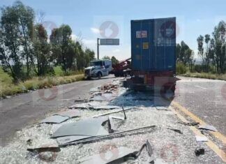 3 muertos en brutal choque entre 3 tráileres en carretera a Durango