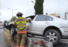 Joven termina sobre la barrera de contención en accidente mañanero