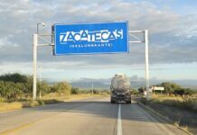 Sujetos armados irrumpen en Oxxo y despojan de camioneta a familia zacatecana