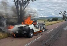 Arde camioneta en la carretera en Jerez