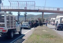 Grúa con chatarra le da un llegue a puente peatonal y daña Jeep
