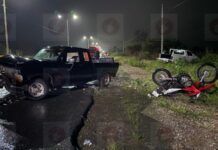Choca a 3 vehículos y es detenido; motociclista lesionado