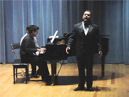 Felipe Ángel Moreno Murillo, tenor zacatecano. (Fotos: Cortesía)