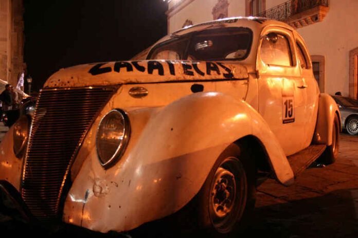 Uno de los autos más antiguos que hicieron el recorrido. Uno de los autos más antiguos que hicieron el recorrido.