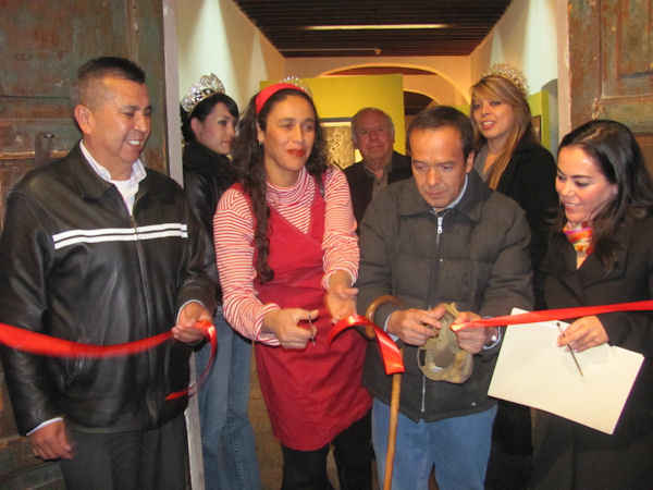 Los artistas cortaron el listón inaugural