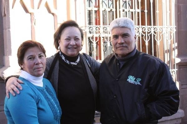 Milagros Hernández, directora del Ideaz con dos artesanos