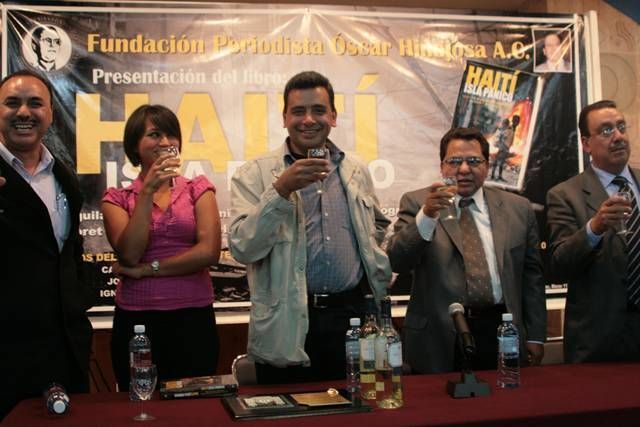 Brindó por la presentación del libro