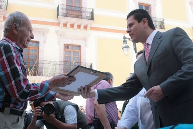  Miguel Alonso reconoció a varios artesanos