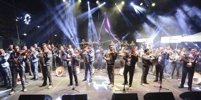 4 mariachis subieron al escenario