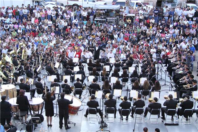 La gente acudió a Plaza de Armas. La gente acudió a Plaza de Armas.