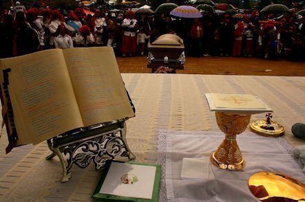 Ofician la misa de cuerpo presente de Gregorio Espino. Ofician la misa de cuerpo presente de Gregorio Espino.