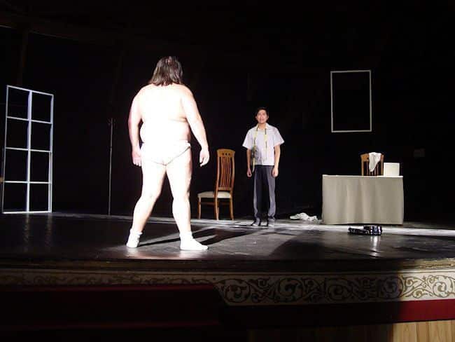En la puesta en escena participan dos actores. En la puesta en escena participan dos actores.