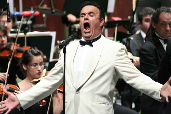 El tenor interpretó 18 temas musicales. El tenor interpretó 18 temas musicales.