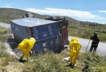 Derrama químico tóxico tráiler volcado en Mazapil; PC y mineros lo neutralizan
