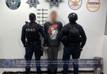Por echar una firma en la calle lo agarran con 6 bolsitas de cristal