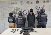 Intenta ocultarse de policías entre la maleza; traía arma y droga