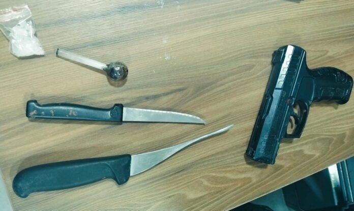 detenidos-pistola-falsa-3