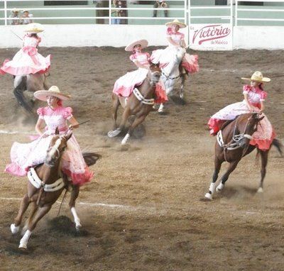 Arriesgadas ejecuciones realizaron las mujeres de a caballo. Arriesgadas ejecuciones realizaron las mujeres de a caballo.