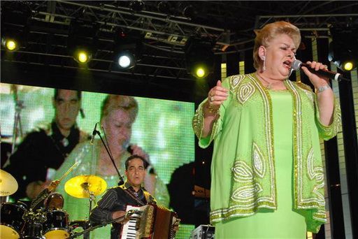 La cantante hace cantar a la multitud. La cantante hace cantar a la multitud.