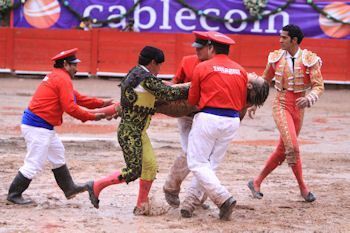 Paramédicos sacan inconsciente al torero. Paramédicos sacan inconsciente al torero.