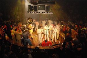 La banda puso a bailar al público. La banda puso a bailar al público.