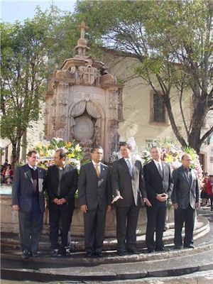 Funcionarios montaron guardia en la fuente de los conquistadores. Funcionarios montaron guardia en la fuente de los conquistadores.