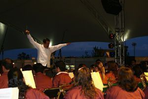 Salvador García y Ortega dirige la banda. Salvador García y Ortega dirige la banda.