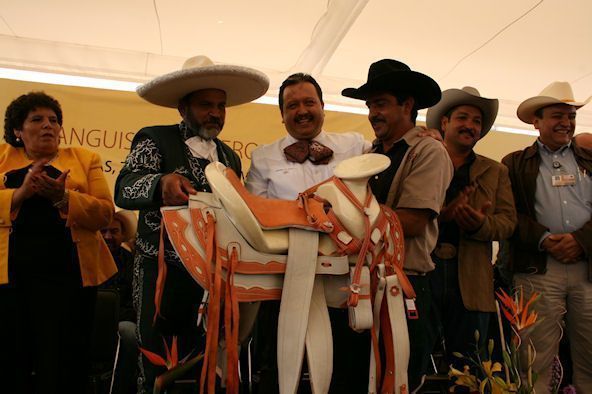 Entregan regalos a los asistentes. Entregan regalos a los asistentes.