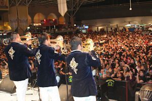 La banda sinaloense atrajo a una gran multitud. La banda sinaloense atrajo a una gran multitud.