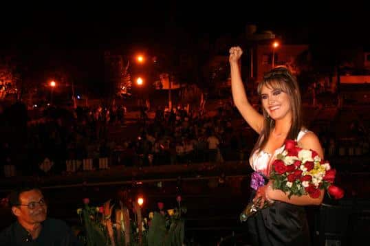 Estefanía celebra su triunfo. Estefanía celebra su triunfo.