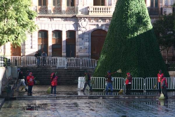 limpian-plaza-de-armas-3