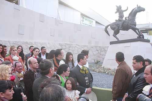 estatua-antonio-aguilar
