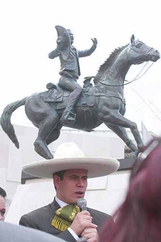 estatua-antonio-aguilar2