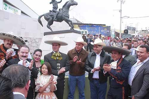 estatua-antonio-aguilar4