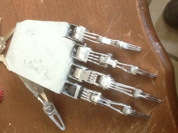 mano-robotica-1 mano-robotica-1