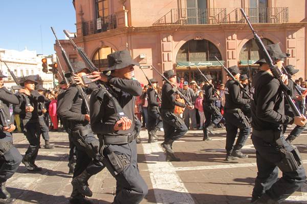 policias-desfile-7